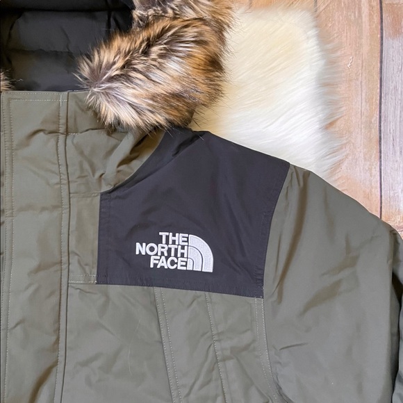 The North Face Men’s McMurdo Parka In New Taupe Green - Picture 3 of 10